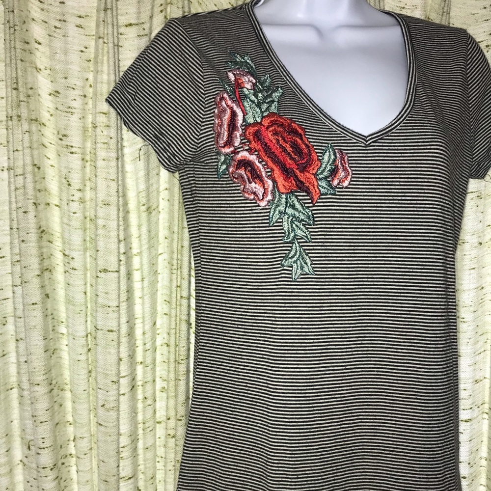 Cute striped v neck T-shirt with rose detail EUC